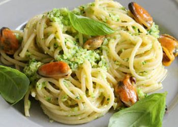 Spaghetti di grano saraceno con cozze e broccoli