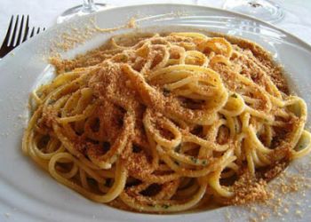 Spaghetti con alici e mollica di pane alla catanese