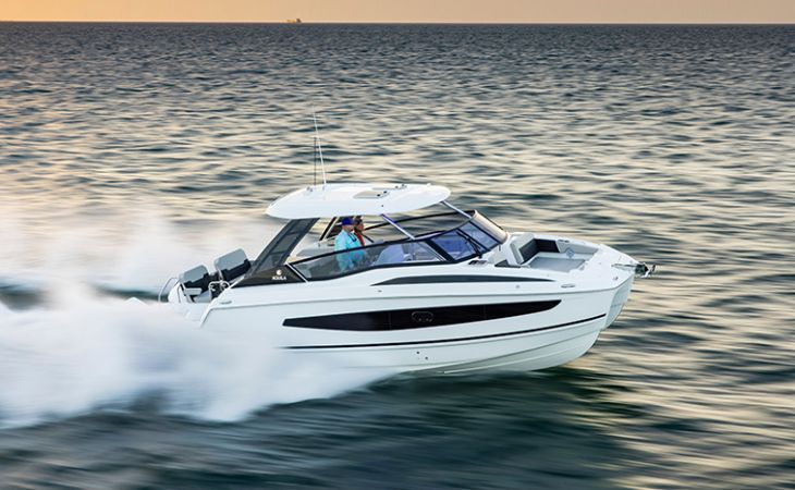 Aquila 32 Sport, il catamarano sportivo per crociere comode in meno di dieci metri