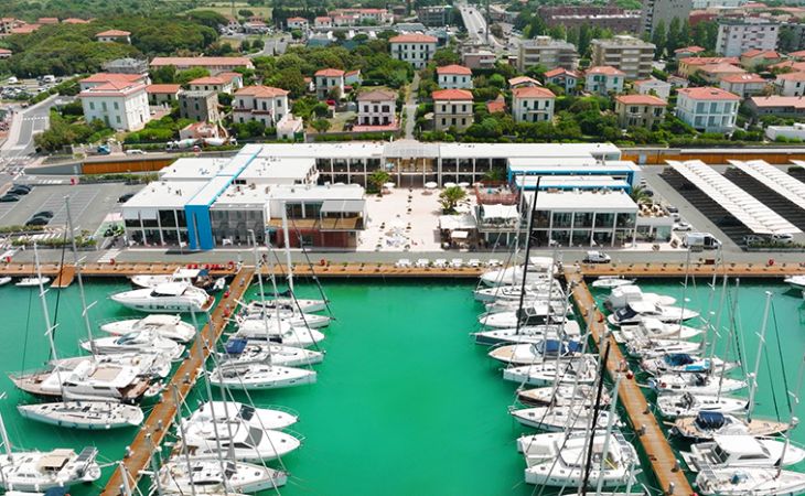 Marina Cala de' Medici: nuovi investimenti e allestimenti per i negozi e le attività commerciali del porto turistico toscano
