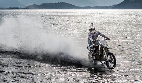 Planare sul Lago di Como con una moto da cross