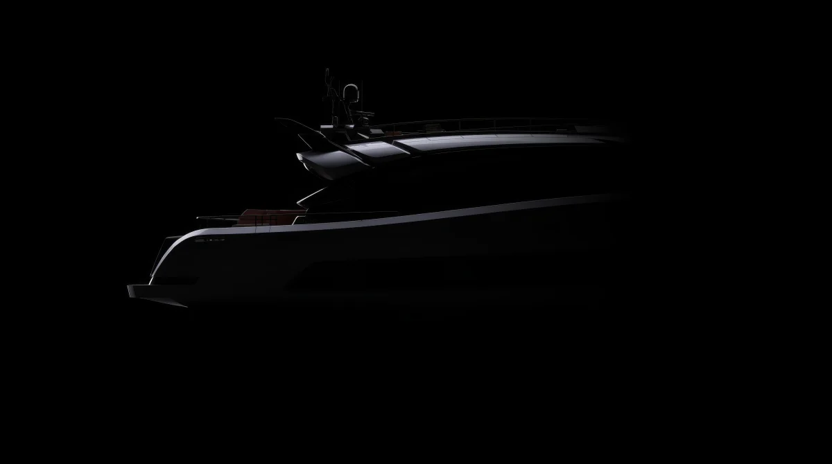 Silhouette scura di profilo di uno yacht in controluce, effetto teaser su sfondo nero.