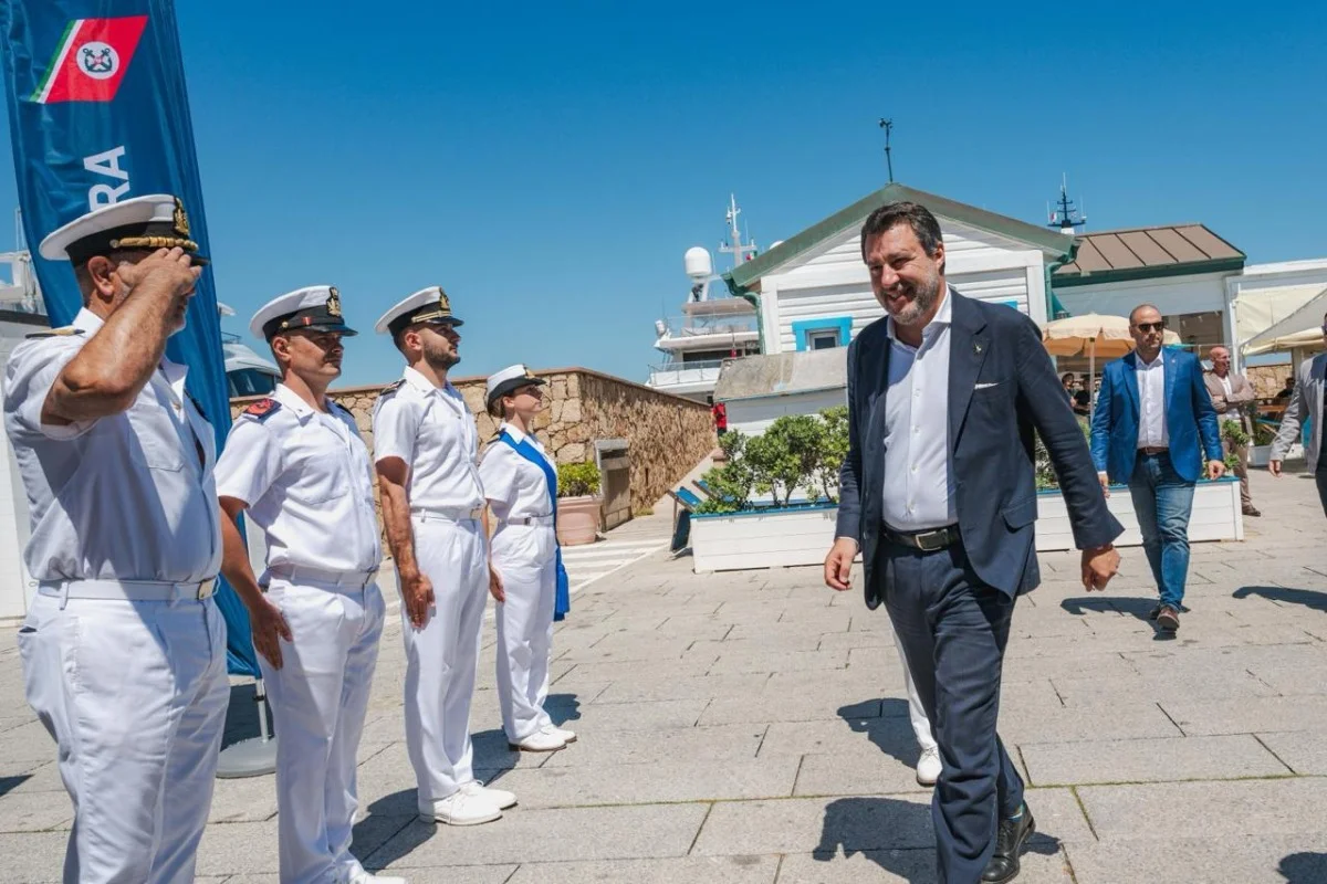 Autorit&agrave; (politico) che arriva e passa davanti a una formazione di ufficiali in divisa.