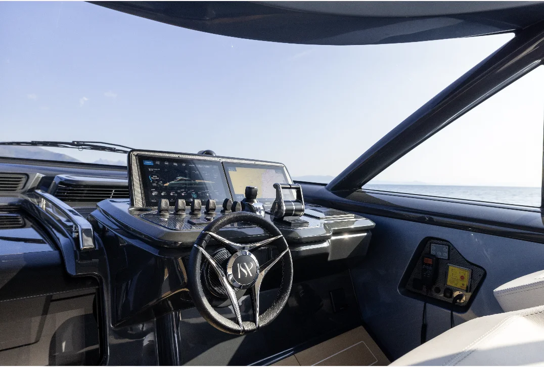 Plancia di comando con volante, display multifunzione e comandi in carbonio.