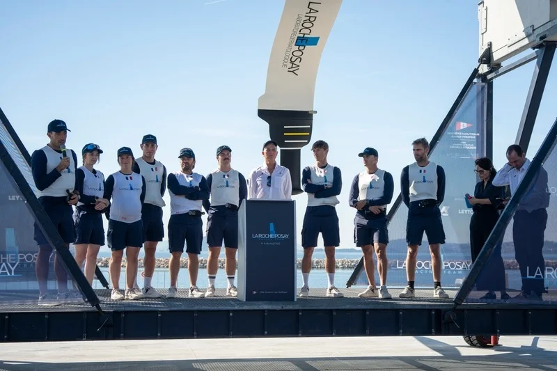 Il team di La Roche-Posay schierato sul palco sotto la barca, accanto al podio, durante la presentazione.