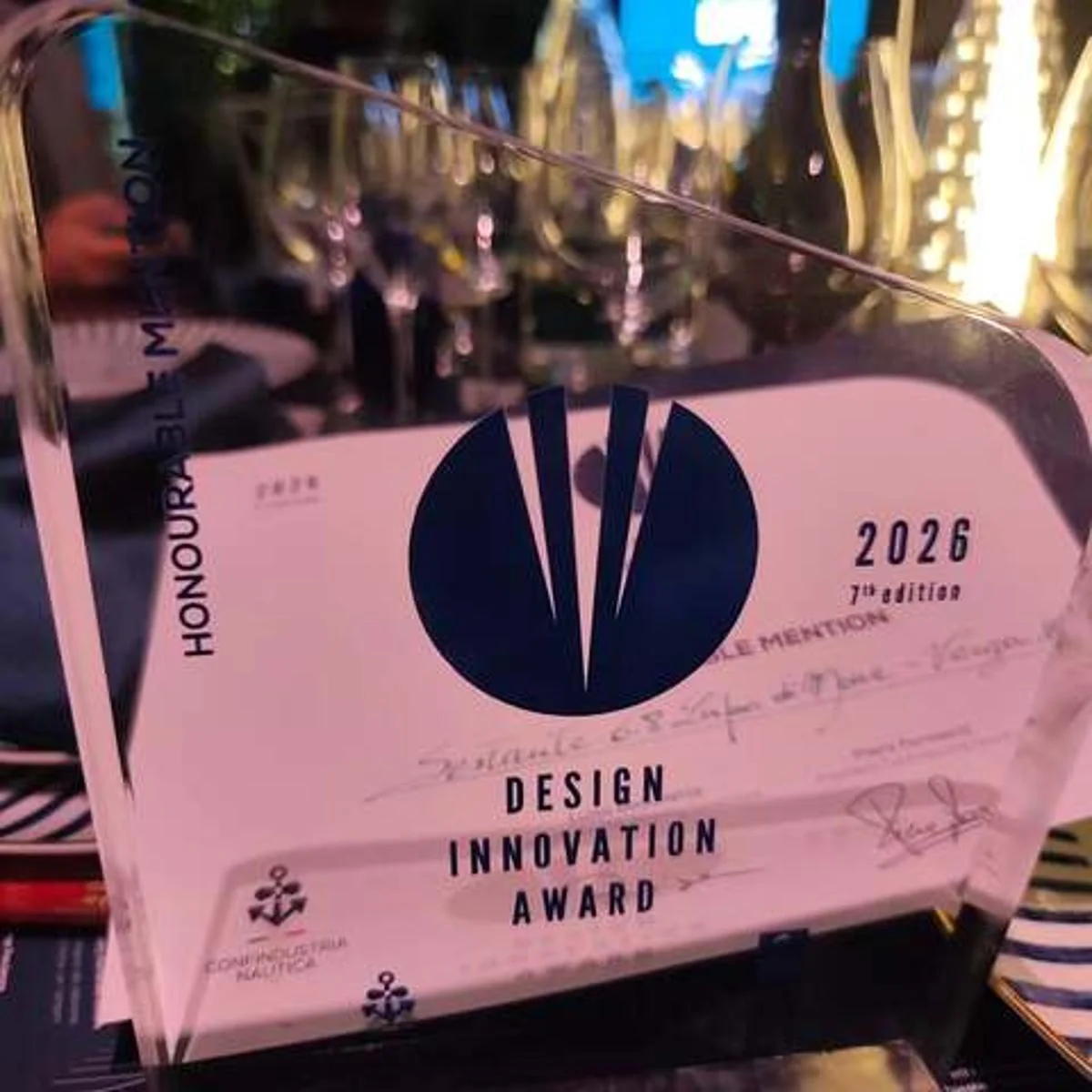 Targa/riconoscimento 'Design Innovation Award 2026' fotografata in primo piano durante la cerimonia.