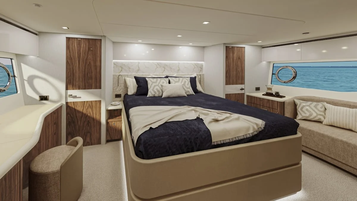 Cabina armatoriale con letto matrimoniale, boiserie in noce, oblò con vista mare e divanetto beige. Render degli interni.