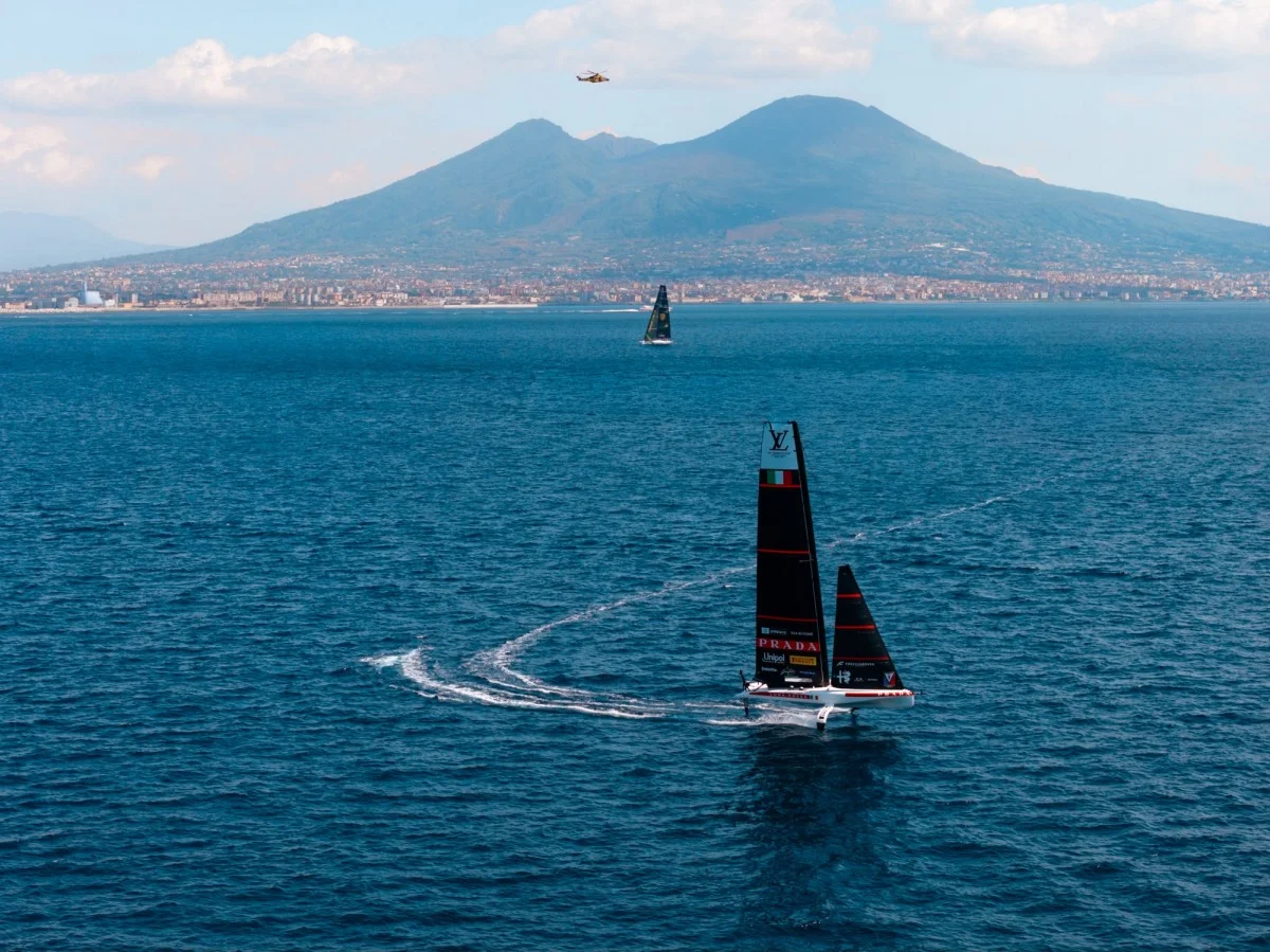 Veduta aerea di catamarani con Vesuvio sullo sfondo e virata evidente nella scia