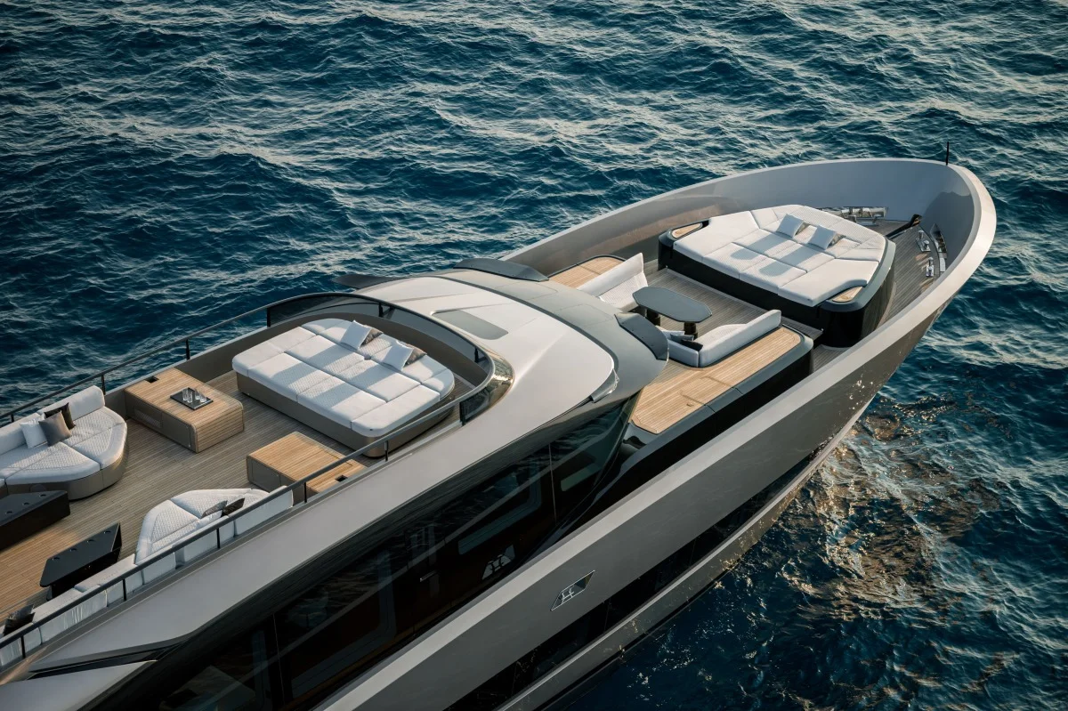 Veduta ravvicinata del flybridge e prendisole di una imbarcazione di lusso, dettaglio arredi e finiture teak.