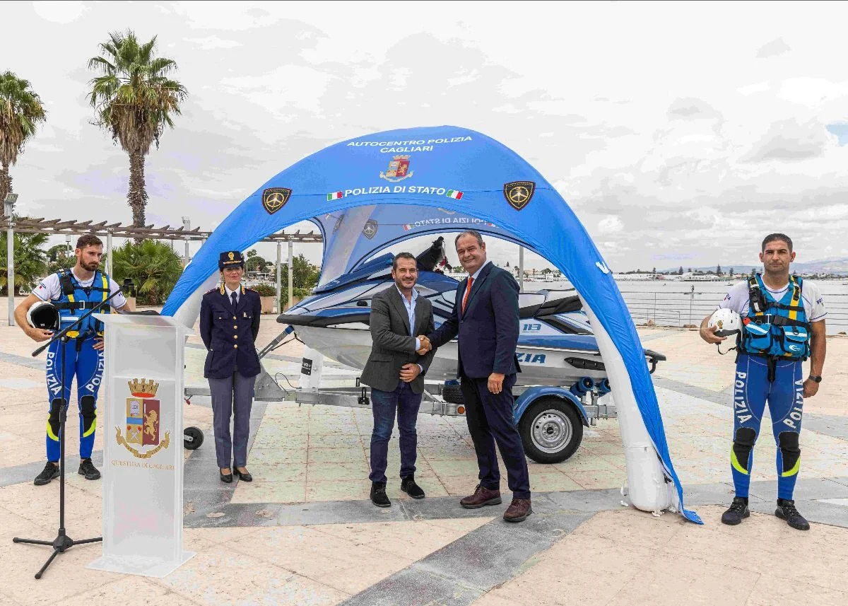 Presentazione istituzionale: personale della Polizia e autorit&agrave; davanti a moto d&rsquo;acqua esposte sotto gazebo blu in area portuale.