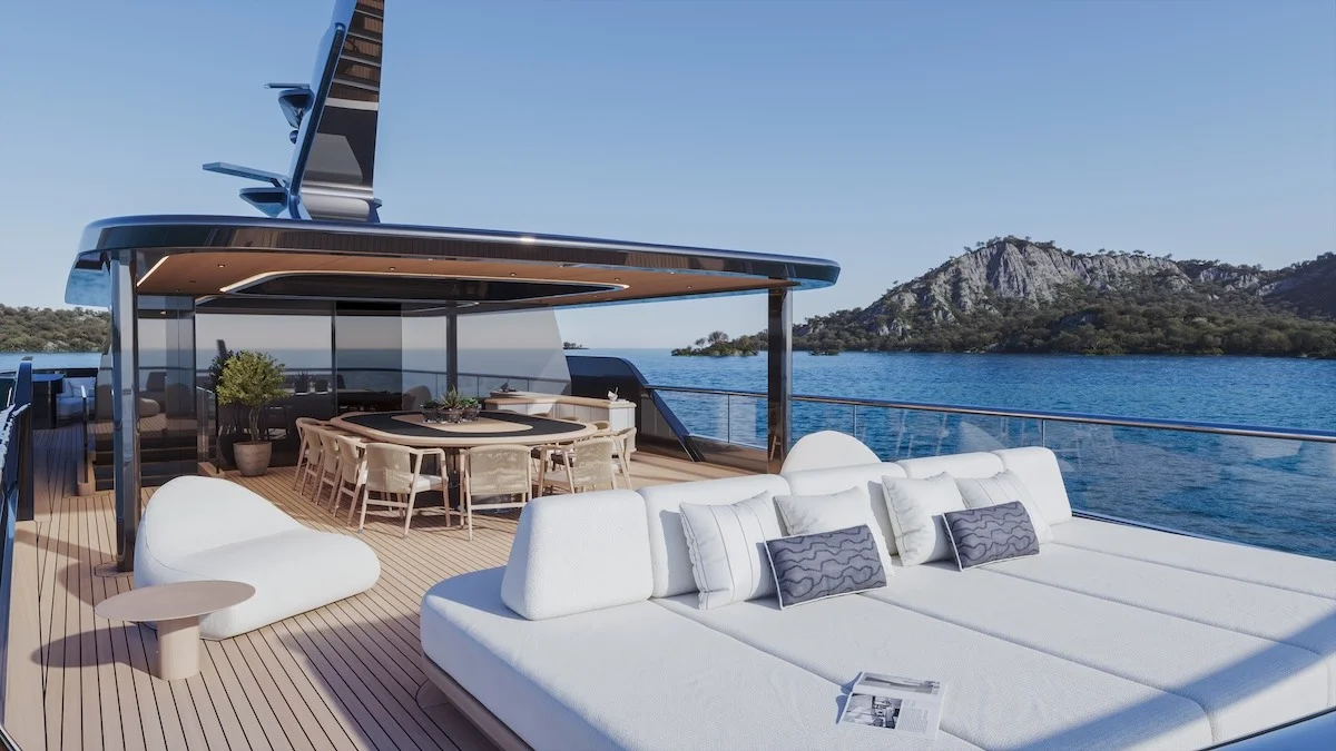Sundek superiore con zona pranzo e solarium, mobili esterni e panorama costiero sullo sfondo.