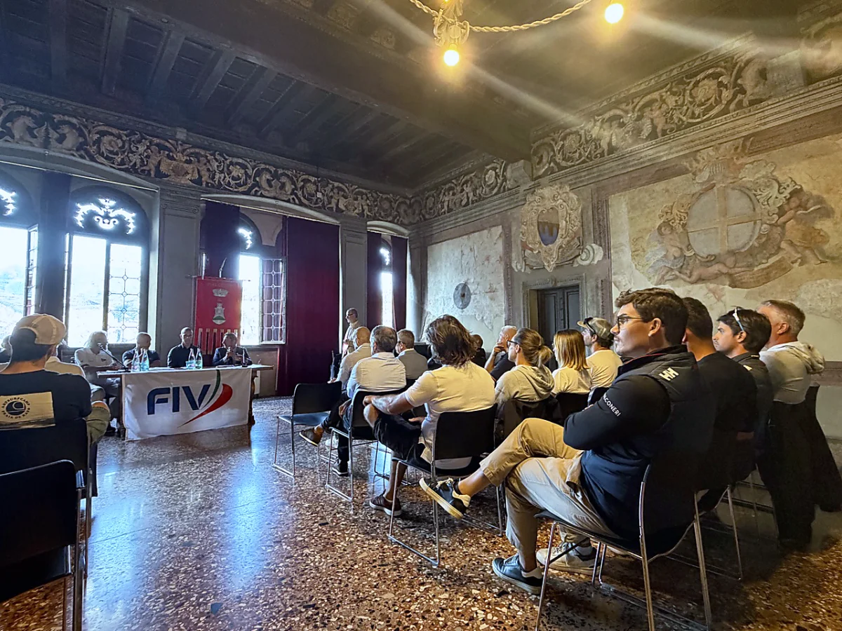 Sala conferenze con pubblico seduto e tavolo relatori con bandiera FIV, utile per contesto evento/cronaca.