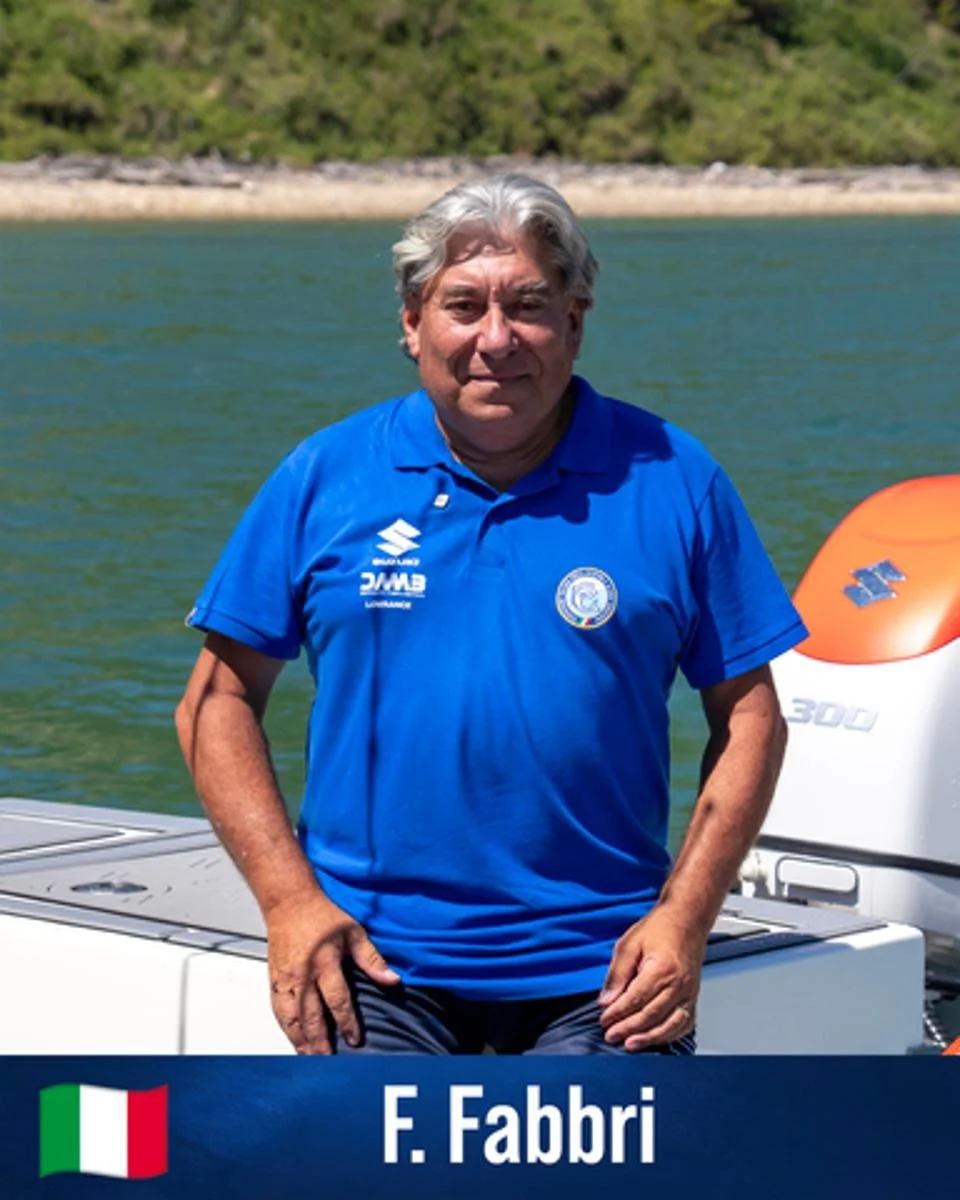 Ritratto verticale di F. Fabbri seduto a bordo, sfondo mare e motore visibile lateralmente