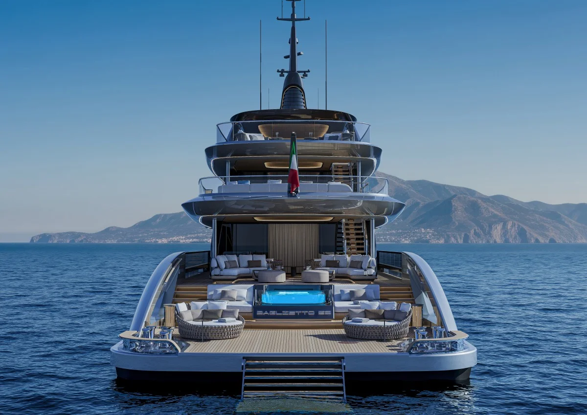 Costa posteriore dello yacht con beach club, ampio prendisole, scala verso il mare e bandiera italiana