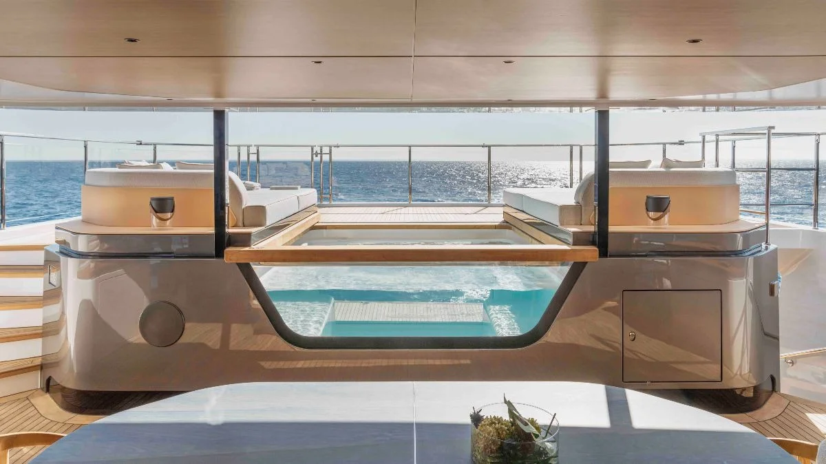Area poppiera con tuga coperta, vasca/piscina integrata e prendisole, dettaglio degli esterni di bordo.