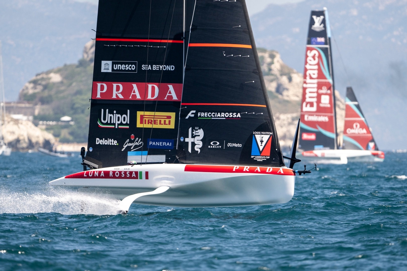 Panoramica del Race Village a Cagliari con il pubblico che segue le regate dalla costa