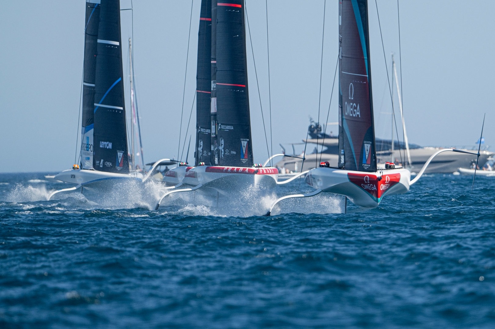 Athena Pathway in regata con equipaggio al lavoro sui foil durante la Preliminary Regatta a Cagliari