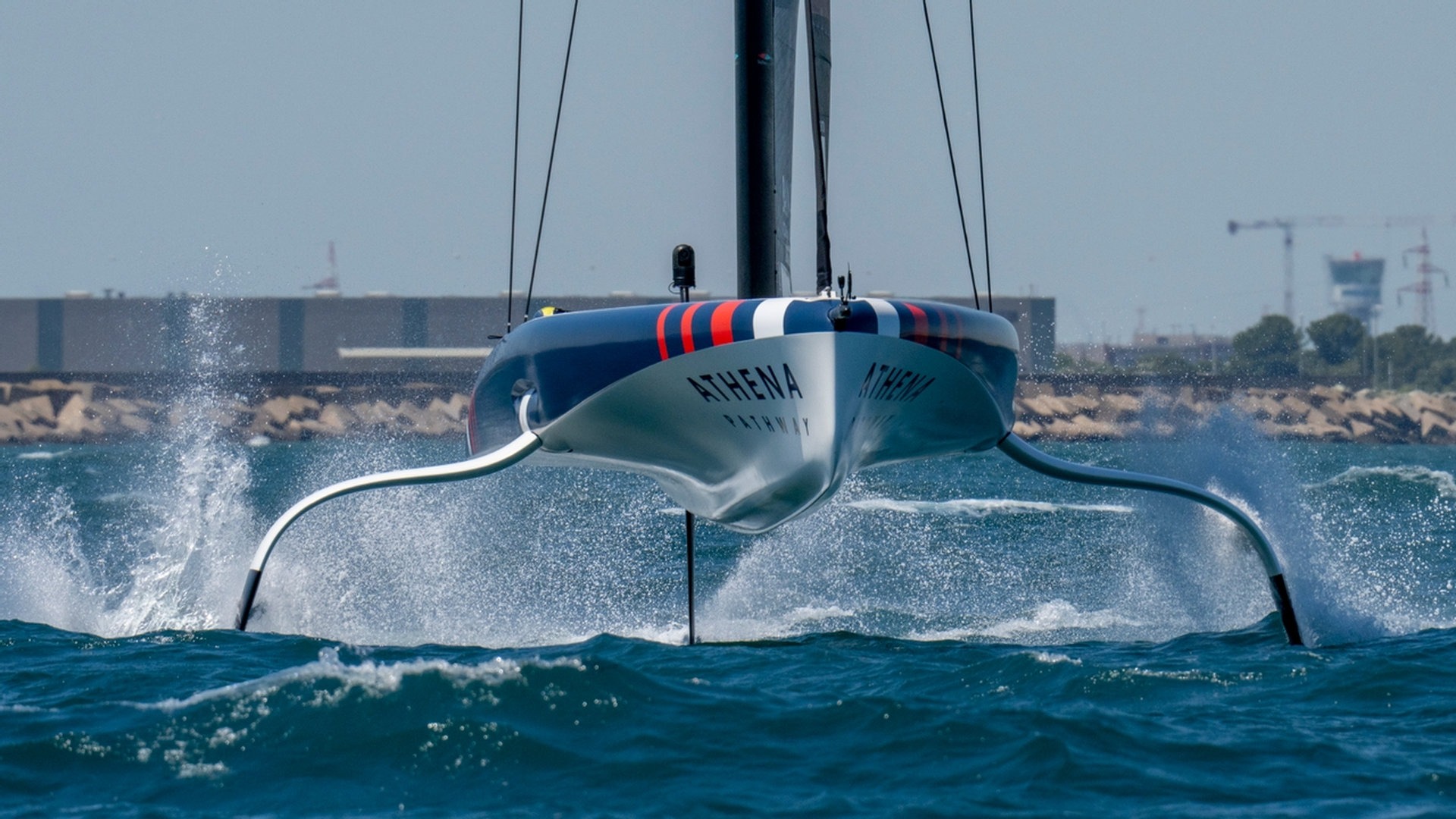 Equipaggio di Emirates Team New Zealand impegnato nelle regolazioni dei foil durante le regate a Cagliari