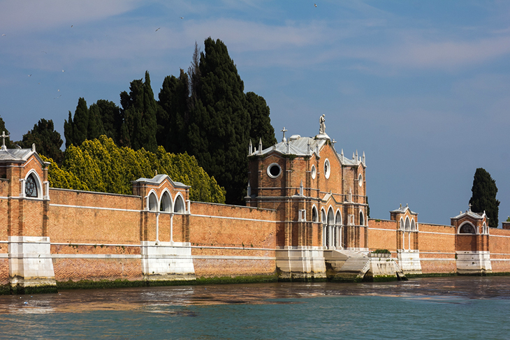 Vescovi nei cimiteri: mons. Moraglia (Venezia), a isola di San Michele per  un atto di suffragio e assoluzione di tutti i defunti