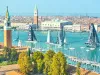 Maxi yacht a vela nel Bacino di San Marco davanti al profilo di Piazza San Marco