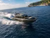 Yacht sportivo BRABUS AB110 in planata sul mare con ampia scia