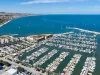 Porto con numerosi yacht e imbarcazioni all'ancora lungo la costa adriatica