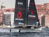 Monoscafo foiling Alinghi con vele sponsorizzate davanti al lungomare di Napoli