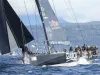 Imbarcazione da regata Arca Sgr con equipaggio a poppa nella baia di Trieste