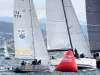 Imbarcazioni a vela in mare intorno a una boa rossa durante attività veliche inclusive a Lignano