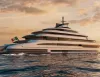 Rendering di un grande superyacht bianco a più ponti in navigazione al tramonto, con bandiera italiana a poppa e costa sullo sfondo