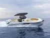 Gommone con t-top e doppi fuoribordo Honda in navigazione su mare aperto