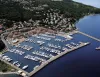 Veduta aerea della marina con pontili e imbarcazioni nel Golfo di Trieste