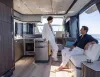 Interno del ponte centrale di uno yacht coupé con cucina, salotto e vista mare