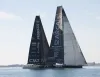 Due maxi yacht con vele nere affiancati in regata sull'acqua calma, con le scritte Prosecco DOC e Arca sulle vele