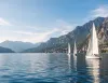 Vele in navigazione sul ramo lecchese del Lario con montagne sullo sfondo