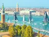 Maxi yacht a vela nel Bacino di San Marco davanti al profilo di Piazza San Marco