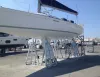 Scafo di una barca a vela sollevato su cavalletti in un cantiere navale