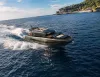 Yacht sportivo BRABUS AB110 in planata sul mare con ampia scia