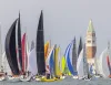 Numerose barche a vela con spinnaker colorati in regata davanti al campanile di San Marco