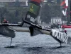 Catamarano foiling con scafi sollevati e marchio Rockwool ben visibile