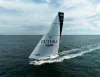 Imbarcazione a vela con grande vela brandizzata 