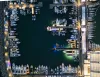 Veduta aerea notturna di un porto turistico con numerosi yacht e moli illuminati