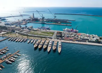 Veduta aerea del Molo Mediceo di Livorno con grandi superyacht ormeggiati lungo la banchina