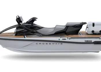 Watercraft Yamaha CrossWave vista laterale, configurazione per più persone su sfondo bianco
