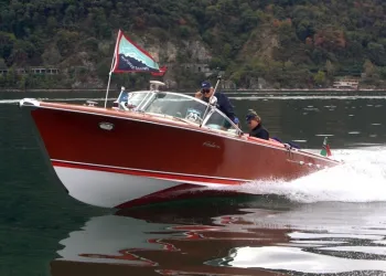 Super Florida d'epoca in navigazione sul Lago Maggiore con bandiera a prua