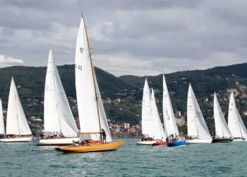 Flotta di yacht classici a vela in regata davanti a Porto Mirabello