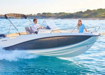 London Boat Show 2018 - Quicksilver Activ 605 Open wins Boat of the Year 2017 Award