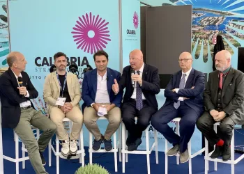 Sei relatori seduti su sgabelli durante un panel sul ruolo dei marina e la Blue Economy, sfondo con logo Calabria
