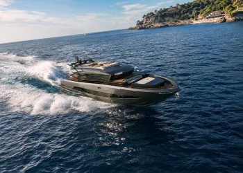 Yacht sportivo BRABUS AB110 in planata sul mare con ampia scia