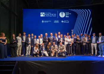 Gruppo di premiati e organizzatori sul palco con sfondo logo Salone Nautico e Design Innovation Award.